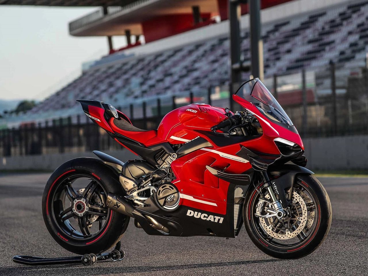 Ducati Superleggera V4 Hero
